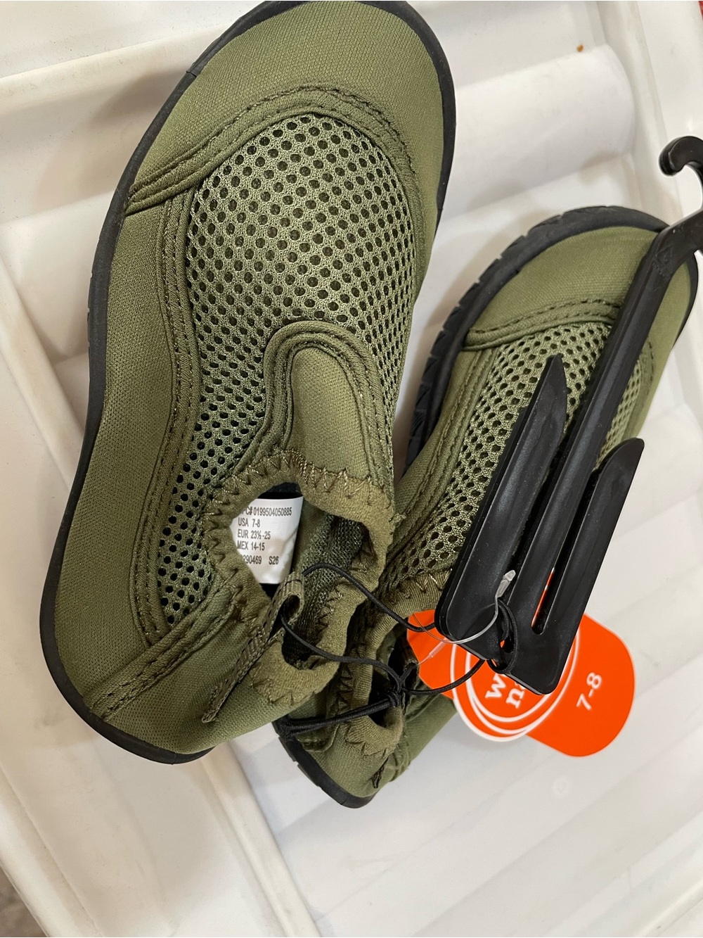 Wonder world Boy’s water shoes army green 7-8 NWTS